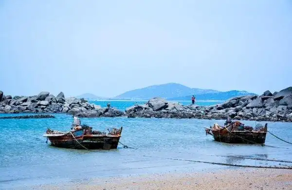 平潭岛是距离台湾最近的地方,它位于福建省的东部,岛上以龙凤头海滩为