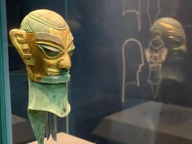 "戴金面罩青铜人头像"