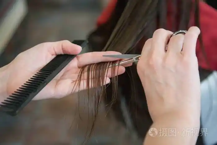 客户的理发师剪头发