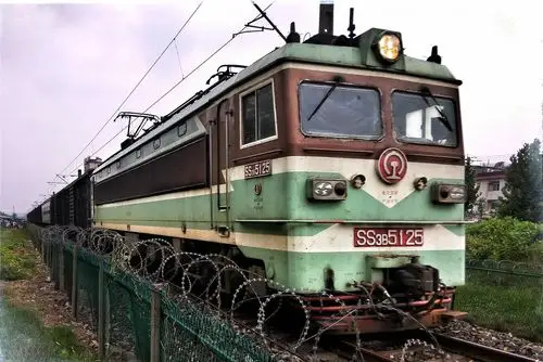 老电力火车仍运行得好好的
