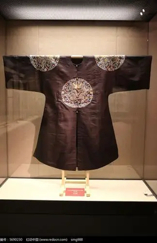 清代中期丝绸四团日月章衮服