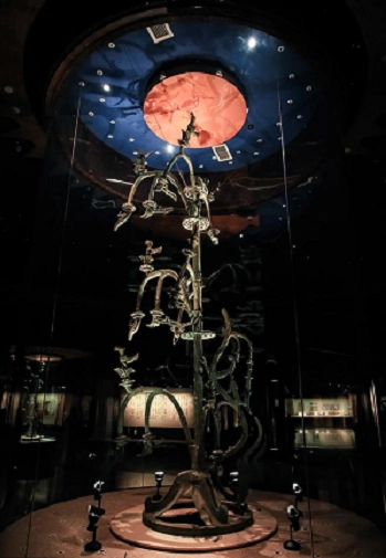 四川广汉三星堆博物馆:青铜神树