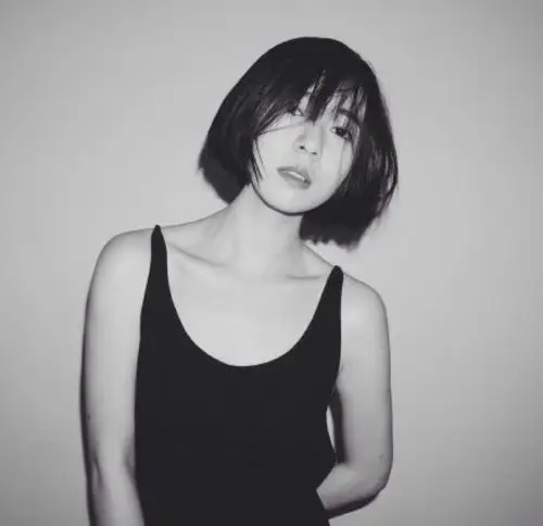 女头 短发 黑白