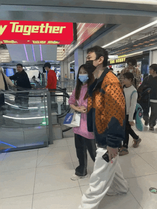 王思聪换新欢一身大牌亲密搂美女逛街女友小羽晒香奈儿宣主权