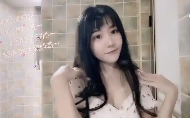 "吃鸡"游戏一姐"小团团"露脸跳舞,颜值超高,身材一绝!