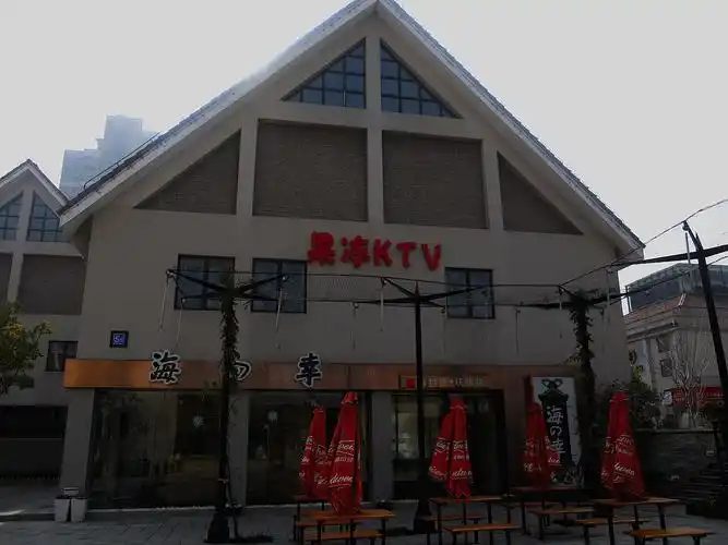 漫步百家湖1912酒吧街区(图)