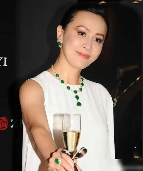 刘嘉玲的翡翠也太美了种水色绝佳就算了还让钻石做陪衬