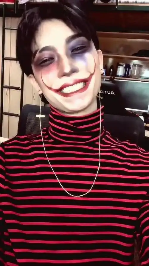 时尚化妆教程适合男孩子的万圣节小丑妆容安排