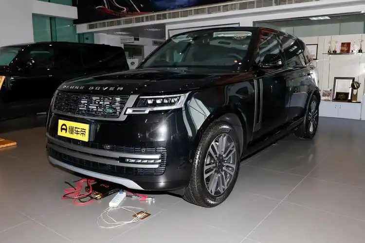 路虎揽胜,车长5252mm,智能化配置提升,搭载3.0t动力爆400马力