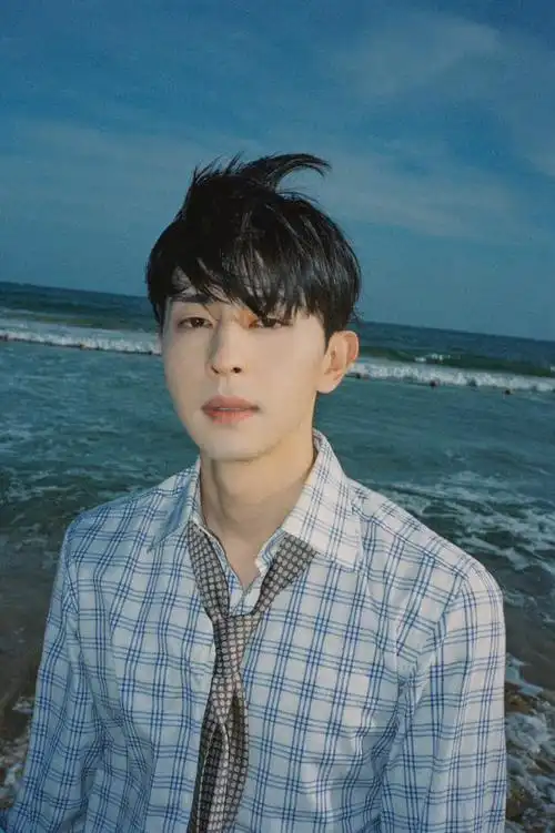 邓伦海边胶片风写真氛围感十足电影般的质感