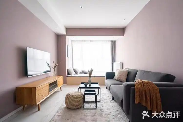 白墙做电视背景墙太单调,那就大胆点,直接刷颜色