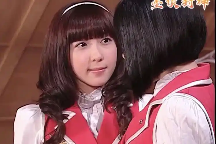 萌学园乌拉拉送上小时候的画册上面都是她想象的姐姐模样