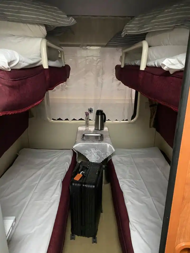 第一次坐火车软卧还不错哦 床单也很干净,睡一觉就到了