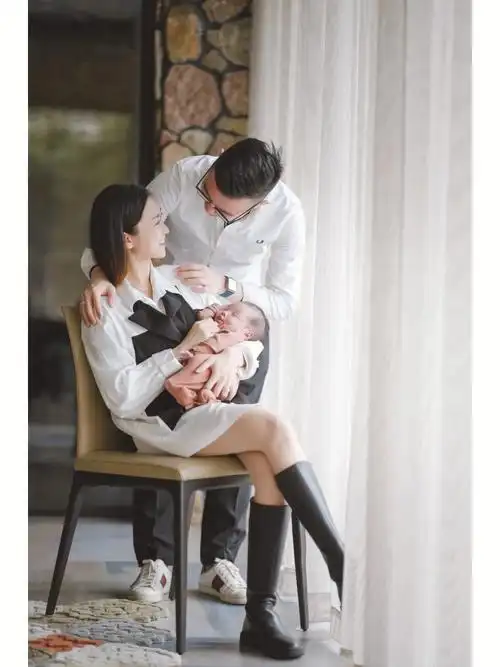 室内有爱亲子照温馨一家三口宝宝满月