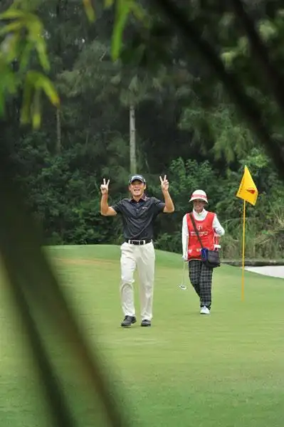 组图中锦赛队员抓鸟兴奋程东升赛场兴奋挥拳