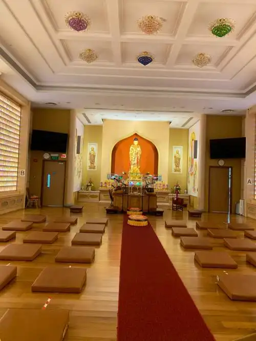 每次到佛堂听着佛号绕着佛心情无比地舒畅