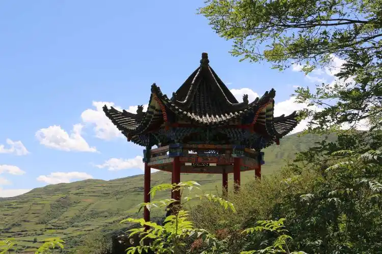 半山上的观景亭