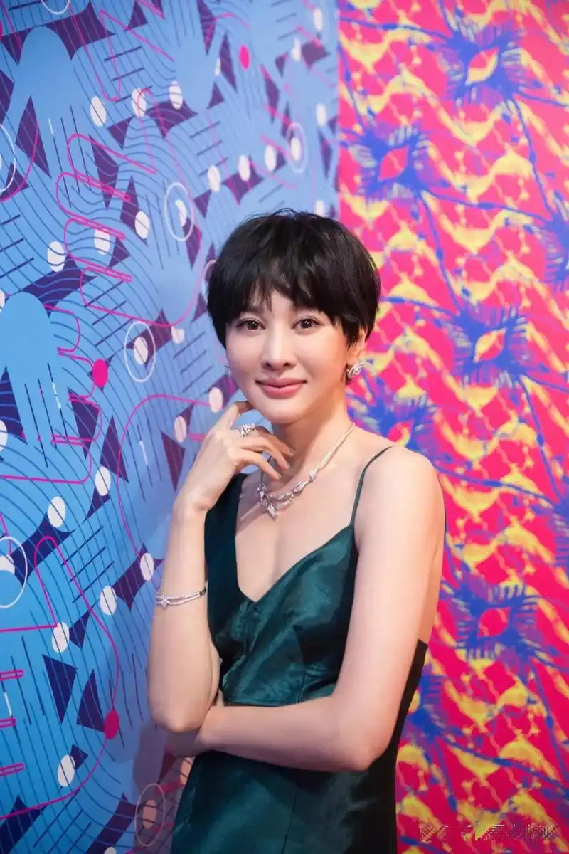 朴树老婆穿绿色吊带裙高雅大方