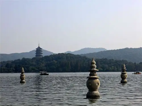 江南好最忆是杭州西湖十景之三潭印月