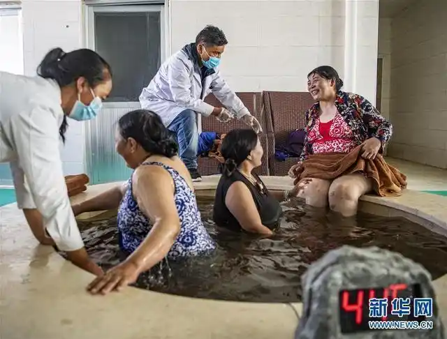 在西藏玉拓羊八井温泉水疗中心,彩渠塘村村民在医生的指导下进行药浴