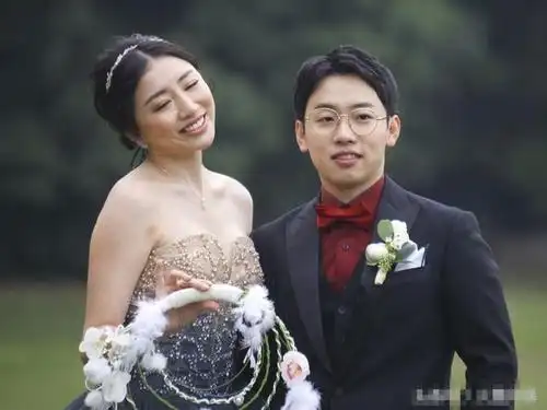 在中国体坛,不乏女高男矮的婚恋例子,比如体操五金王邹凯,他的官方