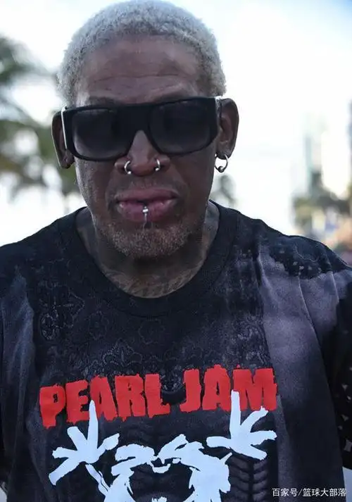 59岁罗德曼肌肉线条清晰可见,带女友出游,叼着雪茄接受粉丝膜拜