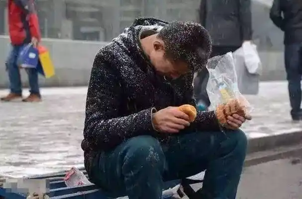 外卖小哥雨中痛哭:人过三十,你没有权利做一个穷人 !