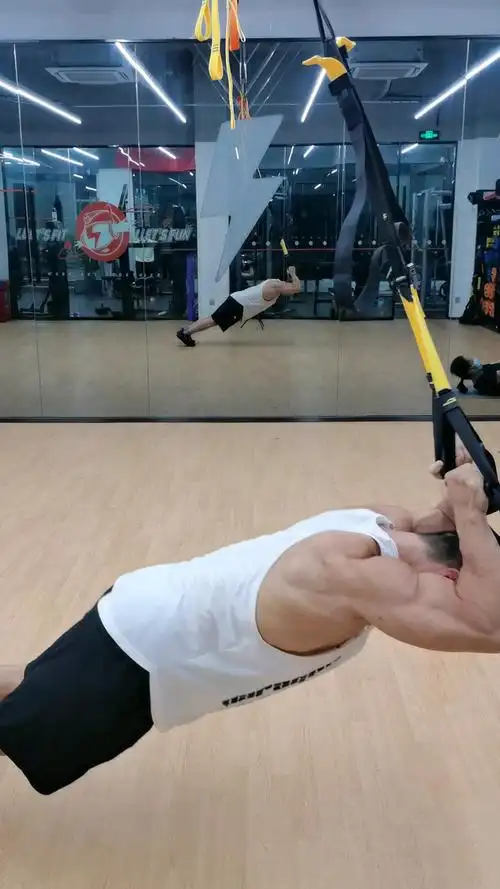 悬挂带练肱三头肌,健身要从心开始锻炼,心里想练终会练好的