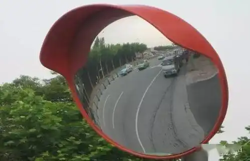 关注哪里有凸面镜,哪里有凹面镜,并看看镜子里面的图像是什么样子的?