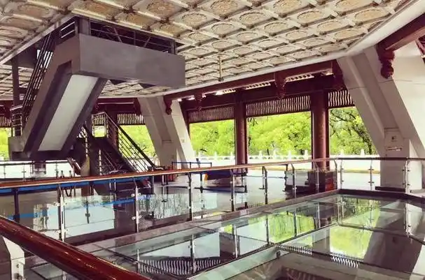 杭州的雷峰塔下没有压着白娘子而是一座大宝藏