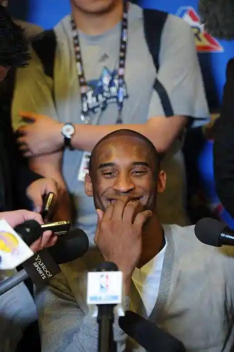 科比笑得合不拢嘴