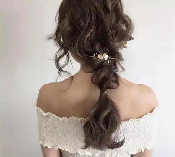 或者是中长发的微卷发,而且这个发型极易搭配,任何穿搭风格都可以驾驭