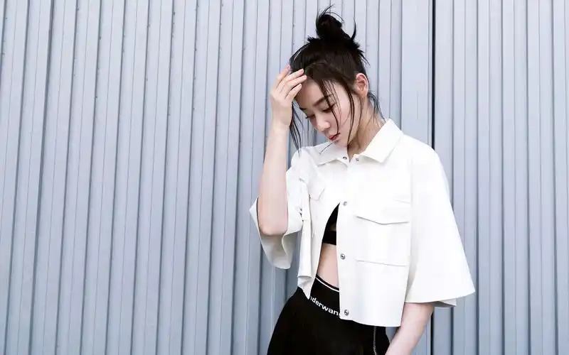 袁姗姗工装露腰高清桌面壁纸