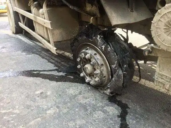 货车爆胎殃及小车保险赔吗 理赔机制是这样的