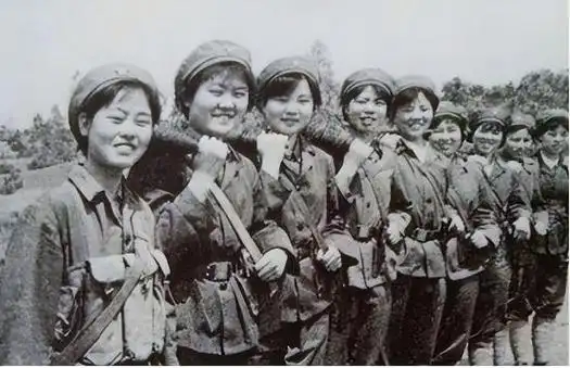 86年老山战场亲吻临终士兵的女战士张茹29年后去他墓前探望