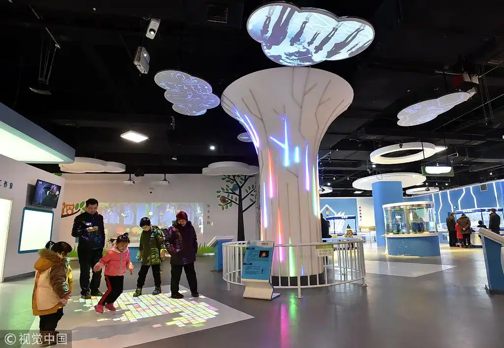 江苏扬州儿童科技馆里过寒假 尽享科普乐趣