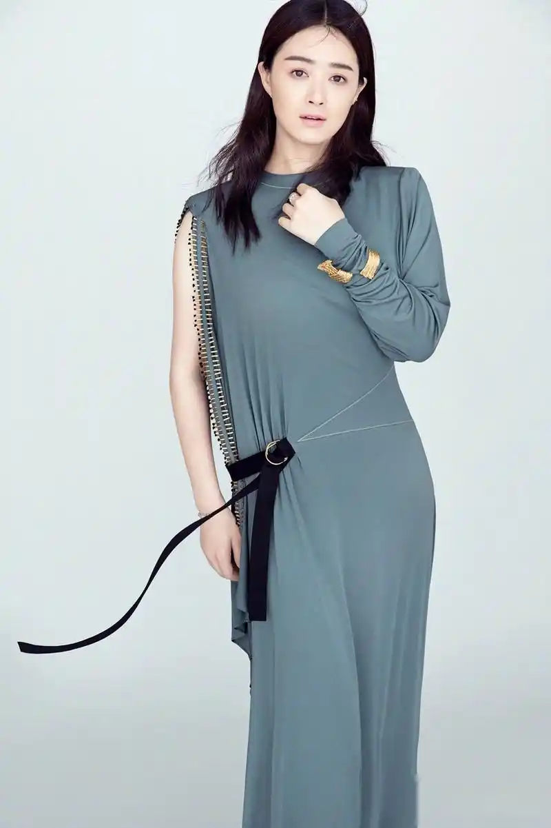 最新杂志封面大片,身着蓝黑色系长裙优雅又大方,精致