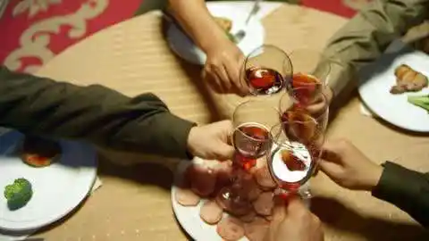 战争剧精彩片段02 二毛驴和兄弟们吃饭,还喝洋酒吃牛排,小日子过得