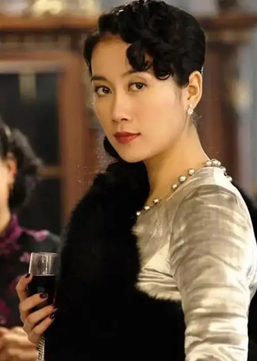 温峥嵘:赵薇是她师姐,嫁给初恋20多年,丈夫身份依旧神秘