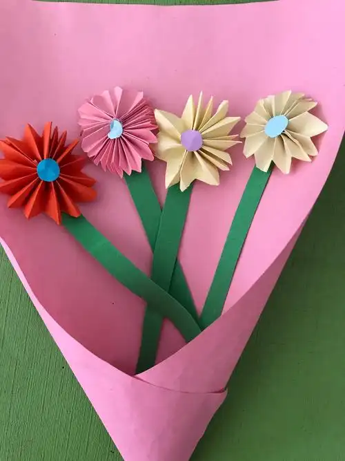 瞧,我们亲手做的送给妈妈的手工花,多么美!