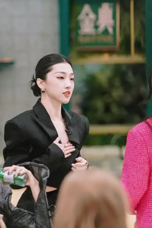 初见面,有点拘谨害羞00,我这个小i人只会绕场一周重复这句自我介绍