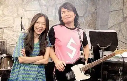 52岁伍佰娶大五岁妻子做丁克,今现身坐轮椅献唱,网友赞其敬业