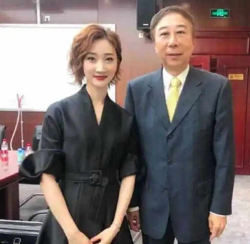 冯巩一家近照,老婆时尚犹存,35岁儿子颜值一言难尽_妻子_才华_照片