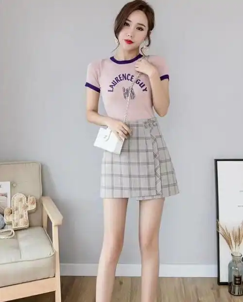粉色上衣搭配灰色裙子