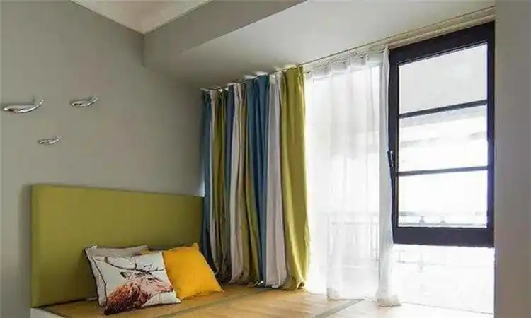 01房梁压床就是卧室睡床上方有结构性横梁,叫做横梁压床.