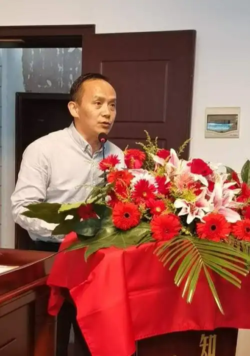 校长余长青做《如何办好安义二中,我该怎样做》工作报告.