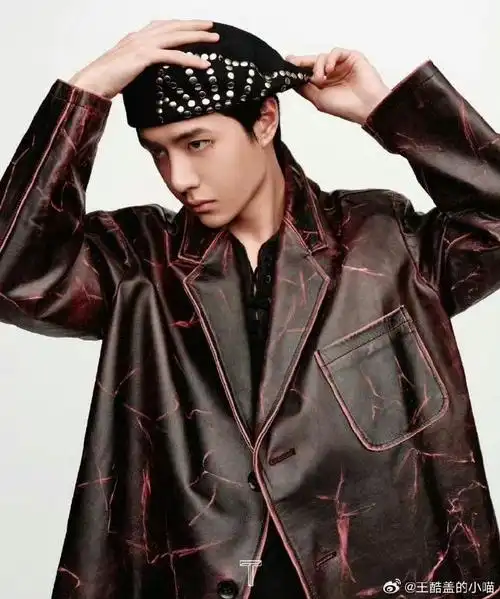 王一博宫廷王子风#王一博#王一博手捧头盔#王一博宫廷小王子造