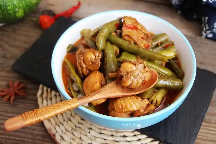 农村亲戚给了1筐豆角,我用这两种肉炖了1大锅,放了勺它,香爆了