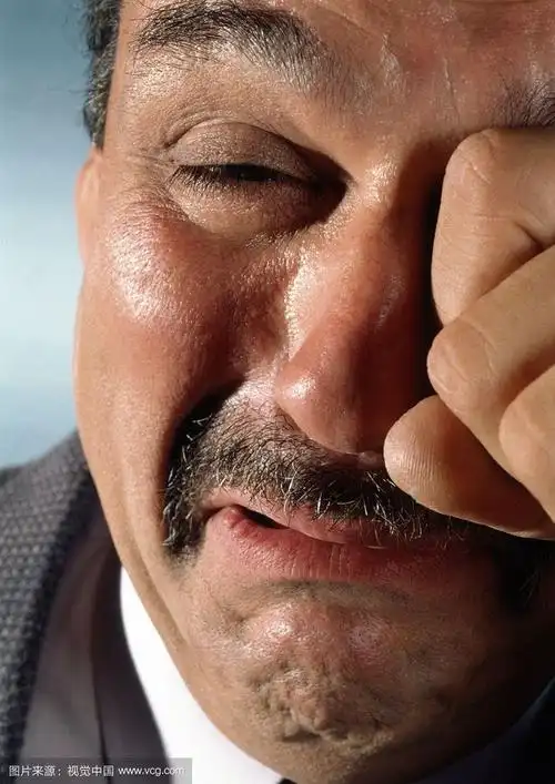 也不愿意把负面的情绪发泄出来,对于男人来说,难道眼泪比疼痛更可怕吗