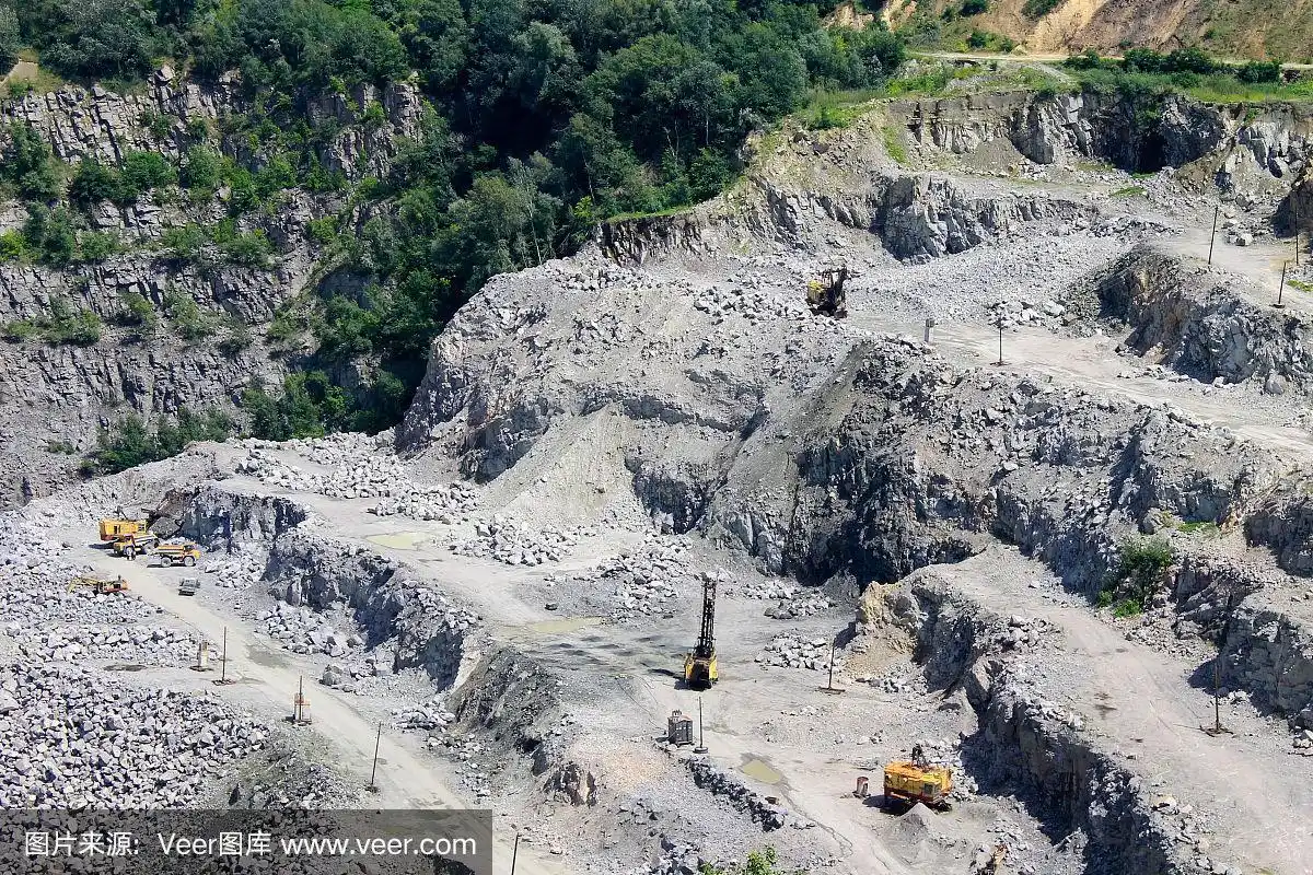 在花岗岩采石场中开采矿物资源